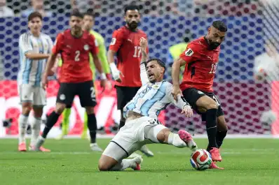 Video: el cruce salvador de Leandro Paredes que mantuvo con vida a la Selección ante Egipto