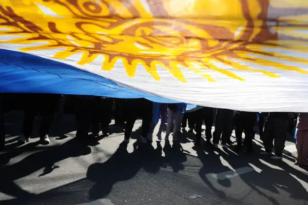 Una bandera de 10 metros en la Plaza Independencia: así festejó Tucumán el triunfo de Argentina