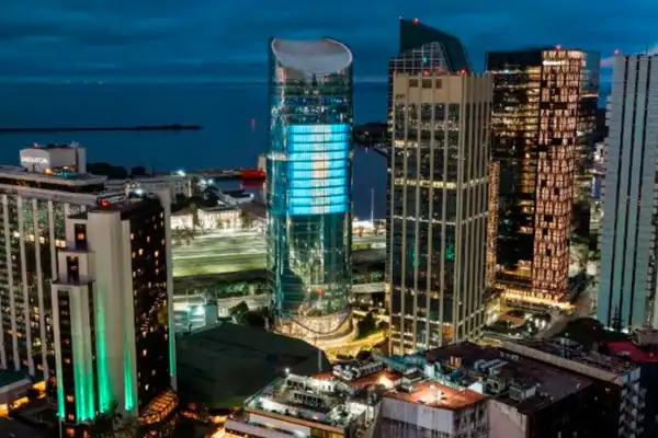 La Torre Macro vuelve a vestirse con la bandera más grande del país
