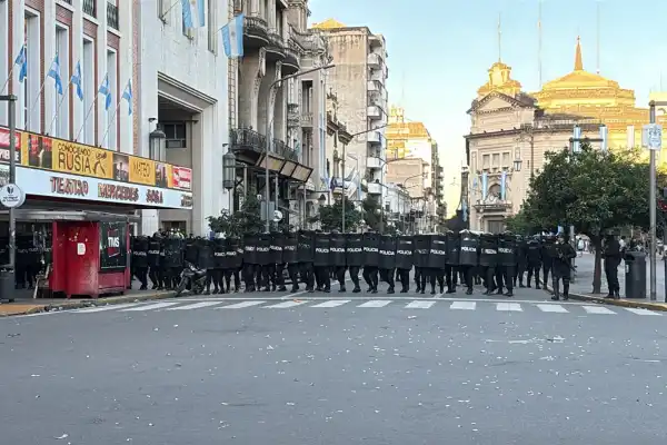 Gritos, heridos y balas de goma: el festejo terminó de la peor manera en la plaza Independencia