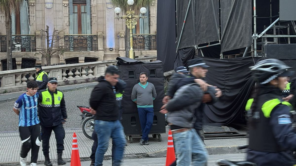 APREHENDIDOS. La Policía se lleva a dos jóvenes esposados.