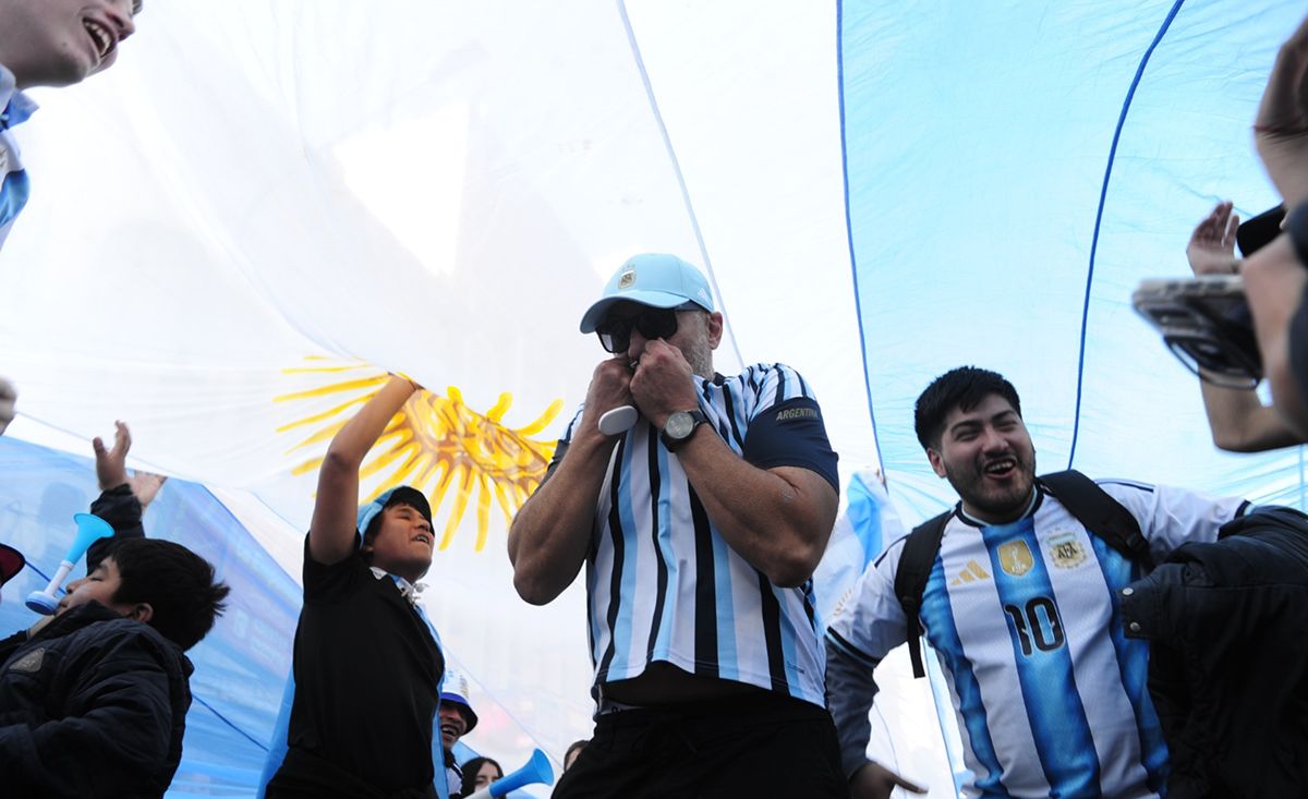 EN EL POGO. El desahogo llegó con el pogo debajo de la bandera. / LA GACETA, DIEGO ARÁOZ