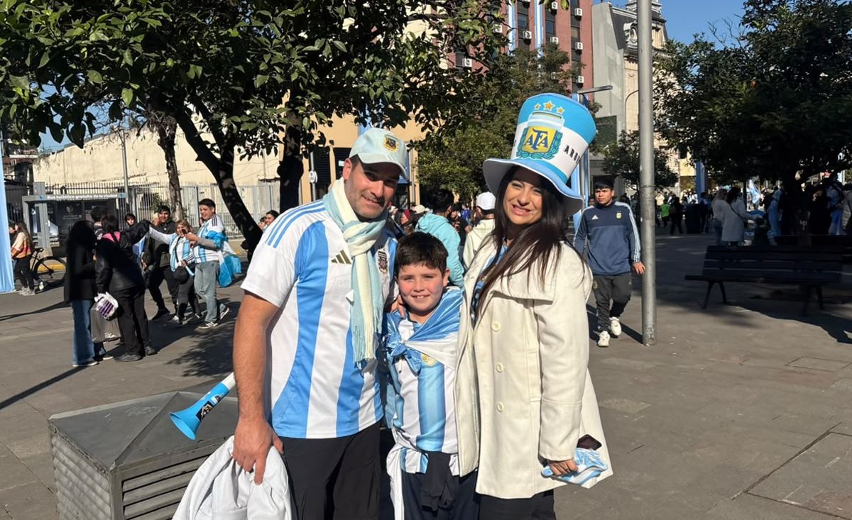 EN FAMILIA. Martín Ruiz, Carla Bimello y su hijo Stefano celebraron juntos la clasificación argentina después de un partido que vivieron 