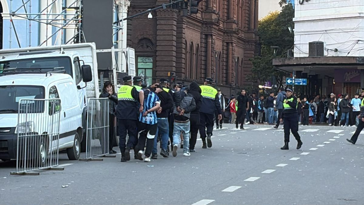 Gritos, heridos y balas de goma: el festejo terminó de la peor manera en la plaza Independencia