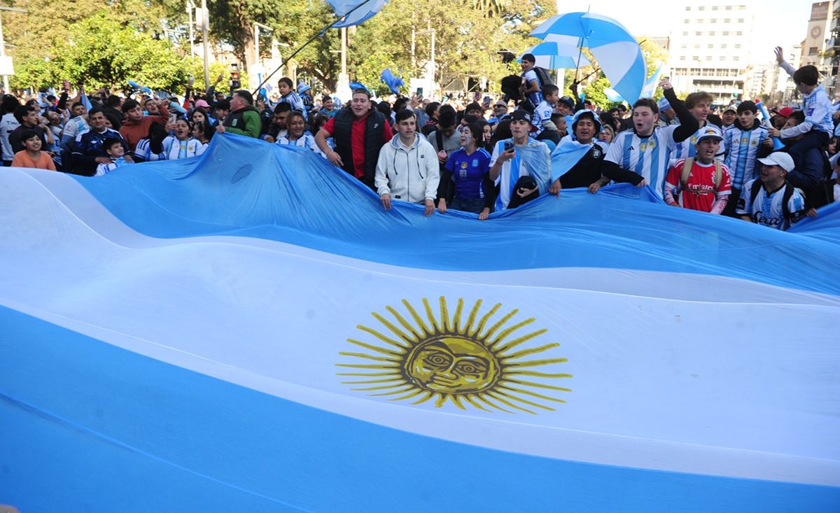 LA BANDERA. La Plaza Independencia volvió a ser el punto de encuentro de los hinchas tras la clasificación argentina a cuartos de final. / LA GACETA, DIEGO ARÁOZ