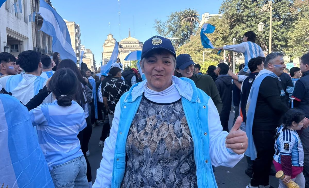 LA DUEÑA DE LA BANDERA. Dolores Acevedo lleva la misma bandera desde el Mundial de Qatar y promete volver a sacarla en cada partido de la Selección. / LA GACETA, VICTORIA REINOSO