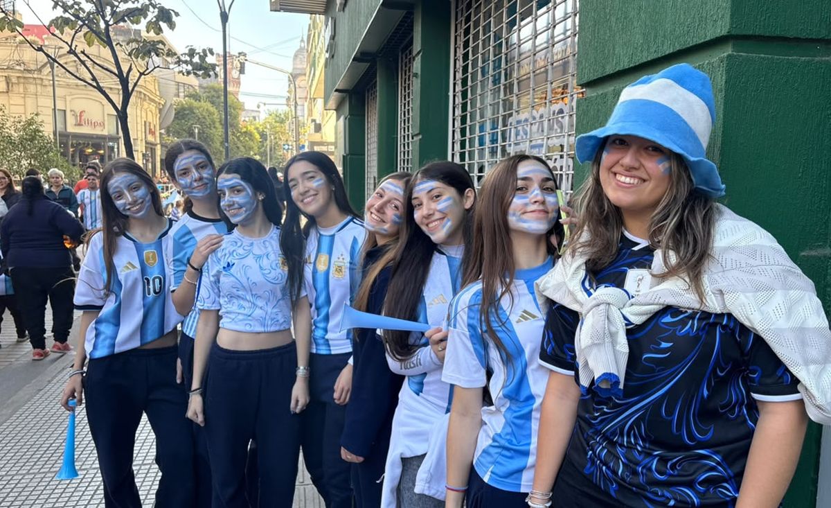 LAS CÁBALAS DE LA PROMO. Las alumnas del Santa Rosa siguieron el partido desde distintas casas, conectadas por chat, y se reencontraron para celebrar en la plaza. / LA GACETA, VICTORIA REINOSO