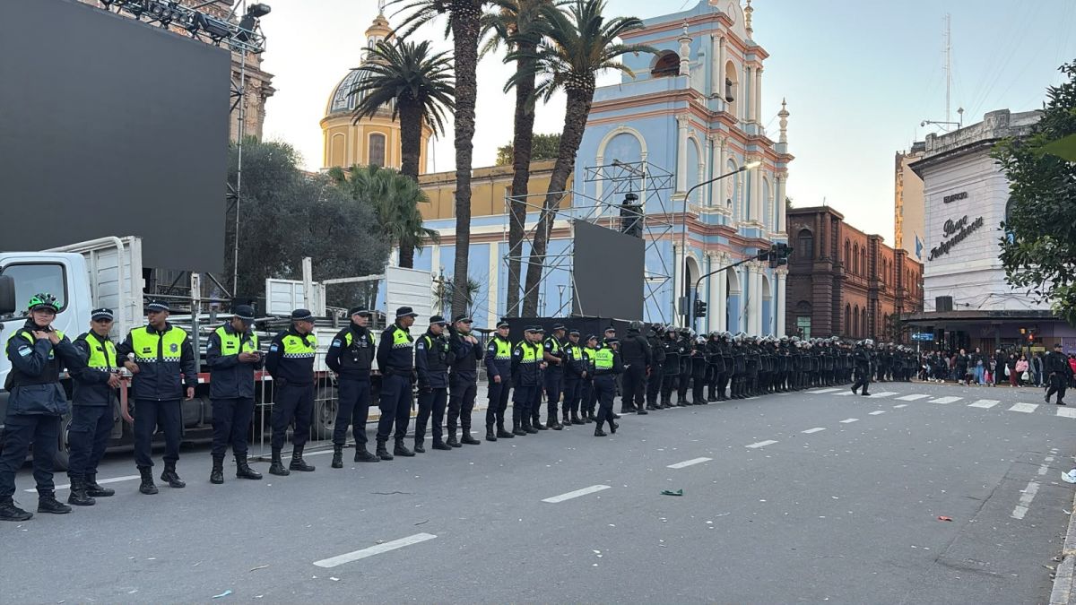 NO QUEDÓ NADIE. La Policía despejó por completo la plaza.