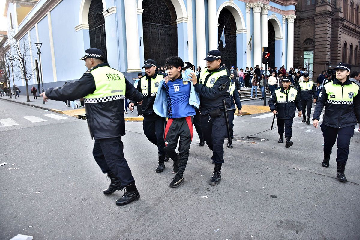 Plaza Independencia: cinco aprehendidos y dos policías heridos tras los festejos por el triunfo de la selección argentina