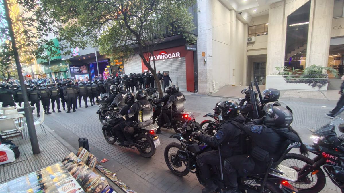 SE ARRUINÓ EL FESTEJO. Hubo incidentes en la plaza Independencia y los policías despejaron el lugar.