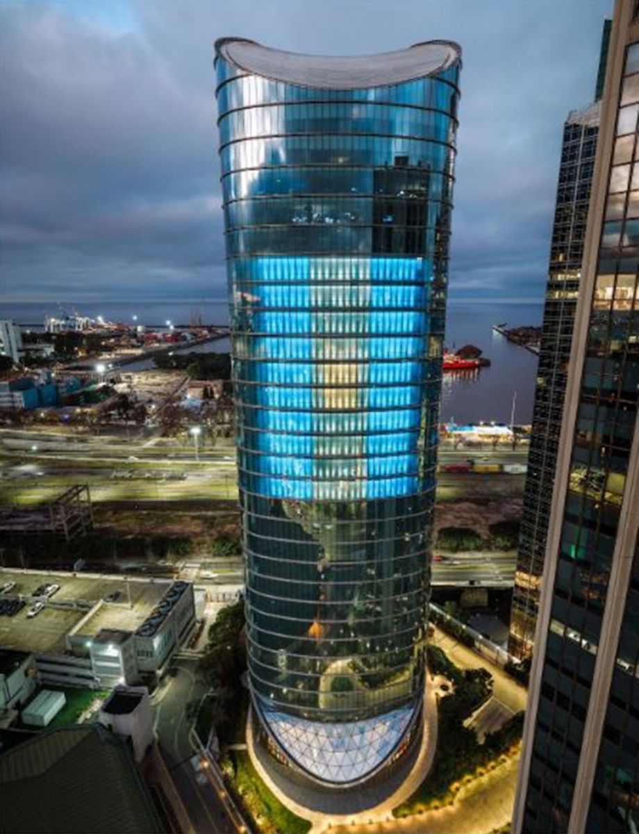 La Torre Macro vuelve a vestirse con la bandera más grande del país