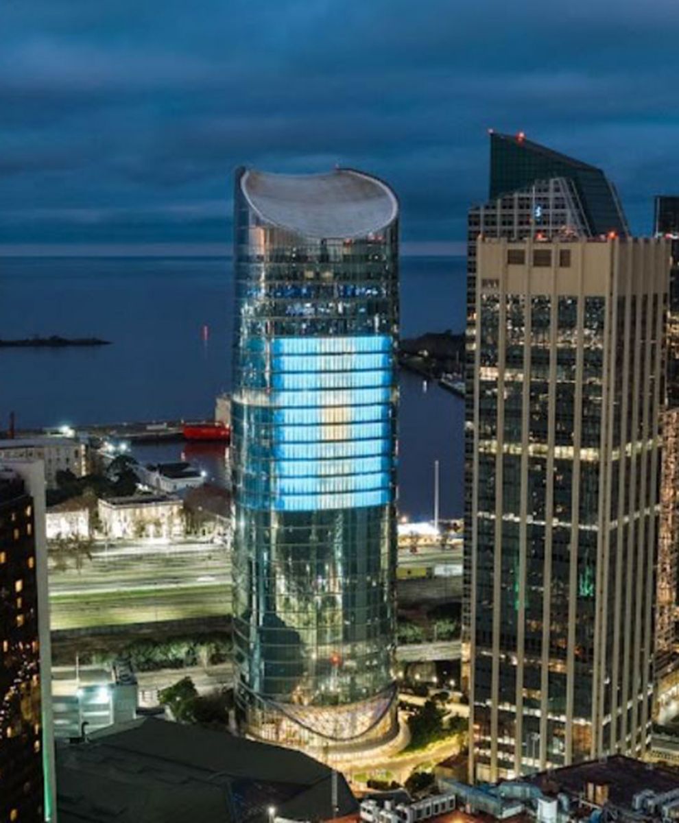 La Torre Macro vuelve a vestirse con la bandera más grande del país