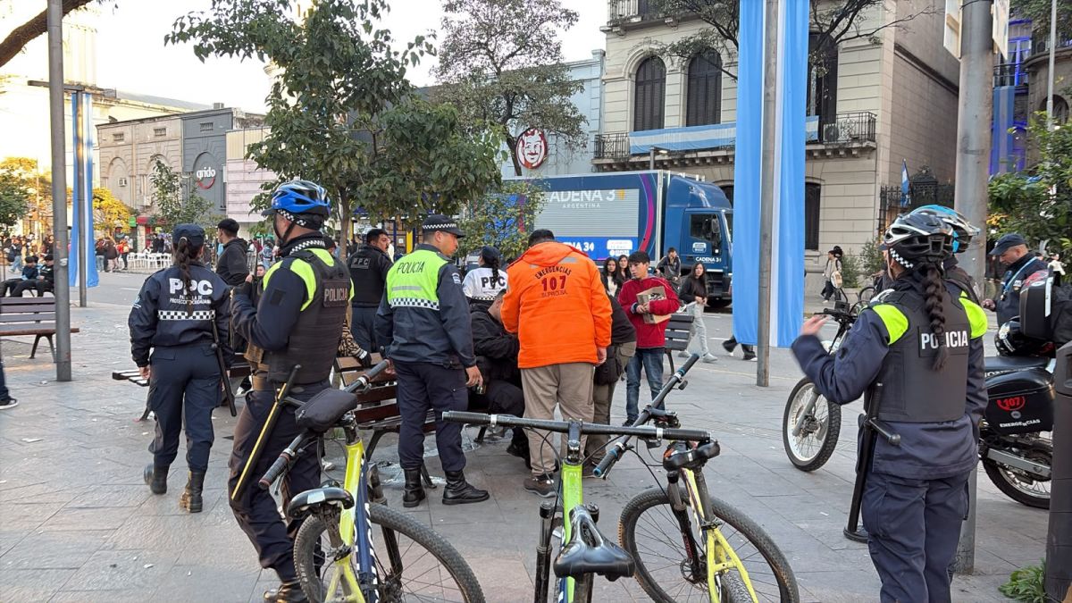 UN POLICÍA HERIDO. El uniformado es asistido por sus pares en la plaza Indpendencia.
