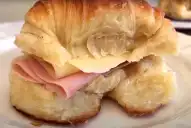 Cómo hacer medialunas saladas de jamón y queso con tapa de tarta: la receta fácil y sin manteca