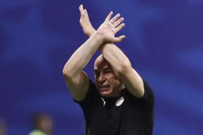 Qué significa el gesto de brazos cruzados que hizo el DT de Egipto ante Argentina