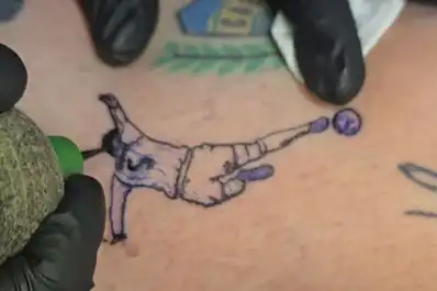 Un hincha se tatuó la salvada de Paredes frente a Egipto y la reacción del campeón del mundo fue viral