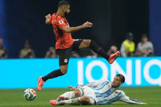 PRESENCIA. Leandro Paredes se barre ante la conducción de Mohamed Salah en la victoria 3-2 de Argentina sobre Egipto.