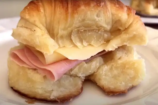 Cómo hacer medialunas saladas de jamón y queso con tapa de tarta: la receta fácil y sin manteca