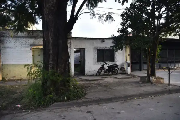 Investigan la muerte de una mujer de 62 años en barrio El Bosque: su hermano quedó internado