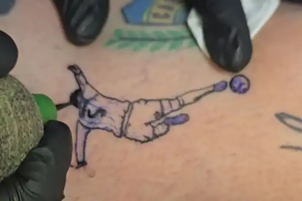 Un hincha se tatuó la salvada de Paredes frente a Egipto y la reacción del campeón del mundo fue viral