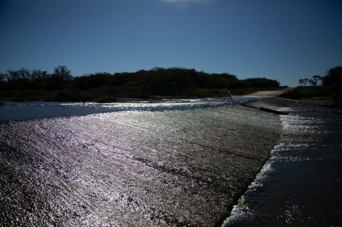 Al final de Laguna de Robles hay un badén por donde cruza el río Urueña.