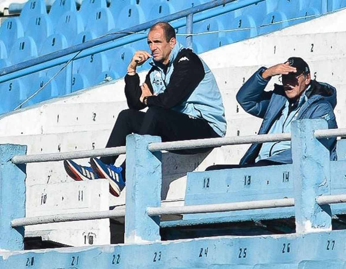 ATENCIÓN. Julio César Falcioni y su asistente Leandro Somoza analizan el rendimiento de Atlético ante Tucumán Central.