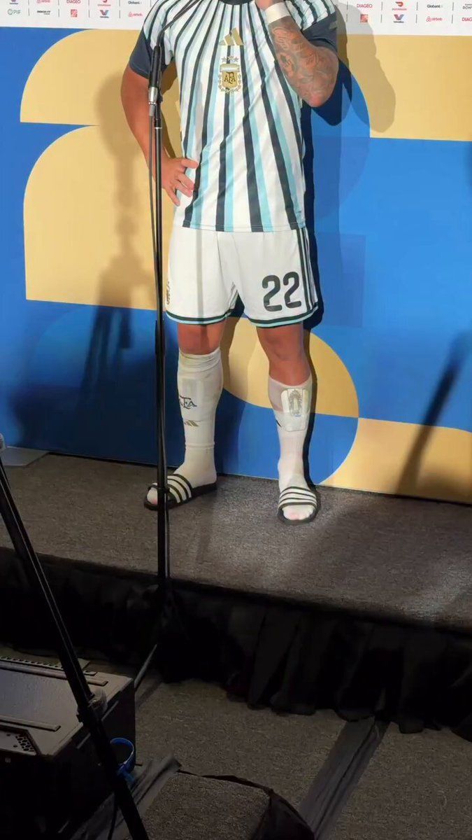 La estampita que llevaba Lautaro Martínez en la canillera: el amuleto de fe que se hizo viral
