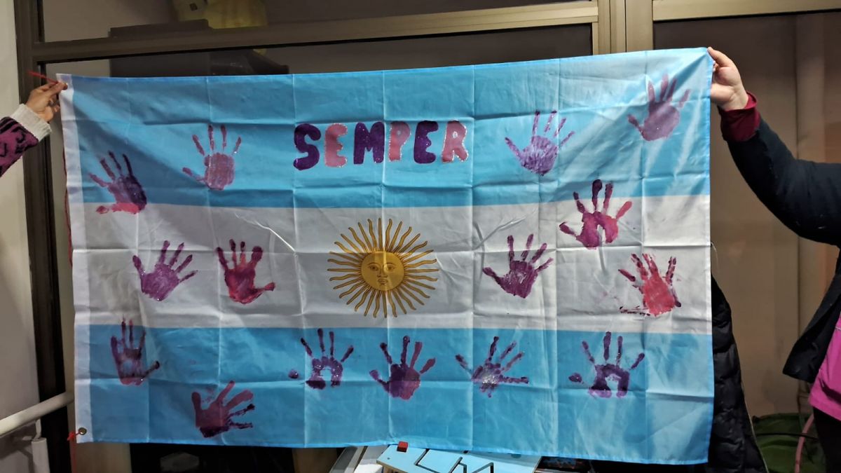 MARCA. La bandera fue pintada con lila y rosa, los colores de Semper.