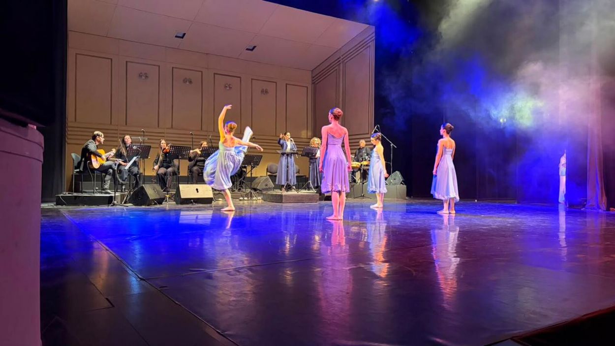 UN CLÁSICO. El ensamble patrio interpreta “Alfonsina y el mar”, a la vez que bailarinas dibujan una coreografía.