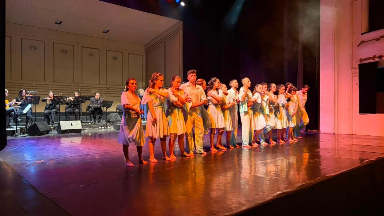 CUERPO. La compañía de danza contemporánea formó participó del evento de ayer en el teatro San Martín.
