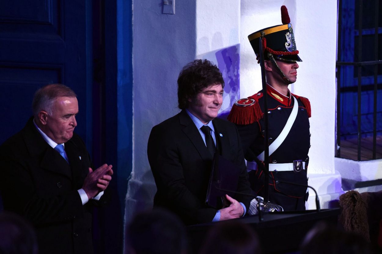 ANFITRIÓN. Jaldo estuvo junto a Milei mientras pronunció su discurso en la entrada principal del solar histórico.
