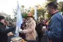Chocolate caliente, bollitos y espíritu patrio: una multitud disfrutó del tradicional desayuno del 9 de Julio en la plaza Independencia