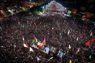 Miles de iraníes despidieron a Alí Jamenei en Mashhad en medio de una creciente tensión con EEUU