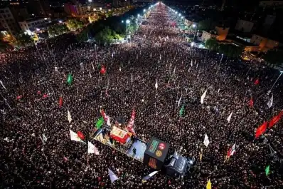 Miles de iraníes despidieron a Alí Jamenei en Mashhad en medio de una creciente tensión con EEUU