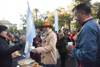 Chocolate caliente, bollitos y espíritu patrio: una multitud disfrutó del tradicional desayuno del 9 de Julio en la plaza Independencia
