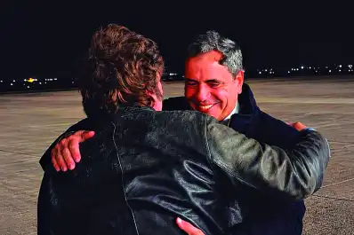 Catalán y un abrazo de tinte político con Milei