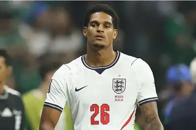 Inglaterra sufrió una baja sensible: la FIFA suspendió a Jarell Quansah por dos partidos