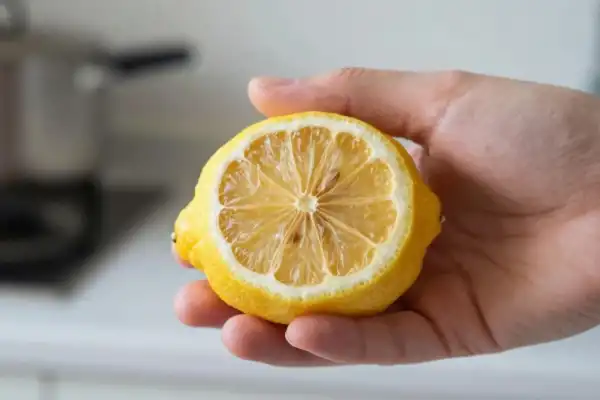 Limón seco: el truco casero para reutilizarlo y aprovechar sus beneficios en la cocina y la limpieza
