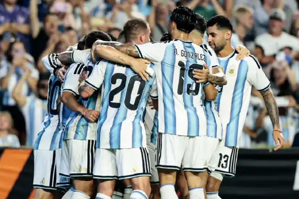 La deuda que Argentina aún no saldó: por qué la defensa se convirtió en la principal preocupación de Scaloni