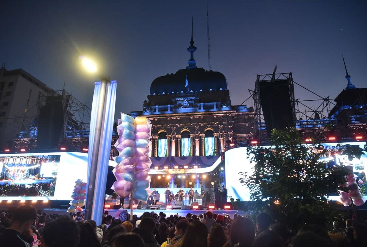 La Casa de Gobierno como paisaje de la música y los festejos. Las escalinatas del palacio gubernamental se transformaron por un día en un gran escenario al aire libre, donde miles de personas disfrutaron de la música, el espectáculo de luces y la vigilia por un nuevo aniversario de la Independencia.