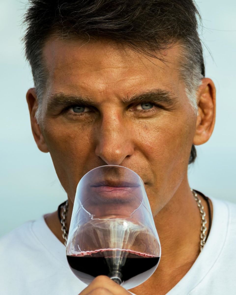COPA EN MANO. Los vinos que producen se caracterizan por su paso por madera. 
