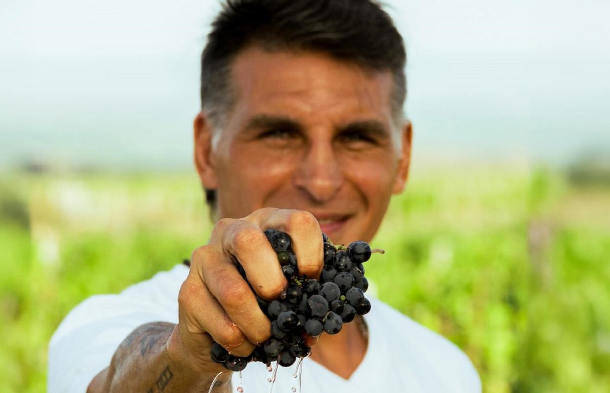 EX PUMA. Farías Cabello muestra un racimo de uvas con la que se hace uno de los vinos de 2456 Wines.