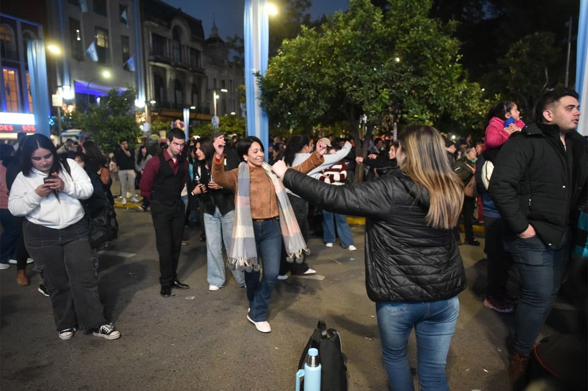 La fiesta también se bailó. Entre canciones patrias y artistas locales, la música invitó a grandes y chicos a bailar al ritmo del folclore y la cumbia en una tarde- noche marcada por el encuentro.