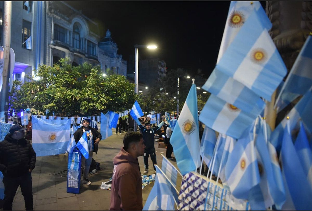Un mar de banderas. La enseña nacional acompañó la vigilia de diferentes formas, en una de las imágenes más representativas de la celebración.