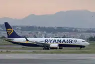 Pánico en un avión: se rompió una ventanilla en pleno vuelo y un hombre quedó colgado en el vacío