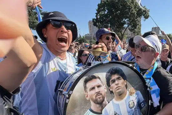 550x367_fiesta-albiceleste-miles-hinchas-argentinos-coparon-mill-creek-park-kansas-bombos-banderas-camisetas-sexto-banderazo-antes-partido-frente-suiza-1145029-224100.webp