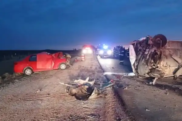 Tragedia en Córdoba: dos muertos tras el choque frontal de un auto contra un micro de fútbol infantil