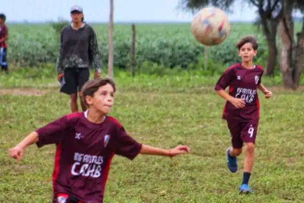 Son de 7 de Abril, ayudan en su granja y sueñan con jugar en River