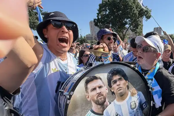 El tucumano que preparó a Kansas, el ugandés que canta cumbia y una despedida de soltera: historias del sexto banderazo en Estados Unidos