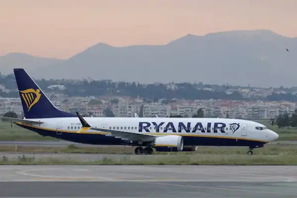 Pánico en un avión: se rompió una ventanilla en pleno vuelo y un hombre quedó colgado en el vacío